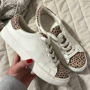 EUC look for less sneakers, size 7